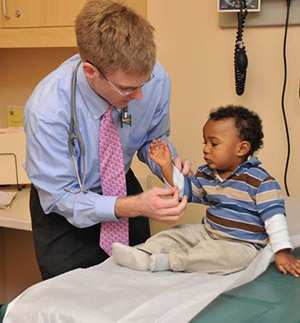 A doctor examines a little patient.