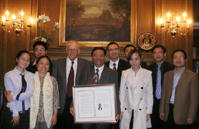Dr. Li receives an award surrounded by family