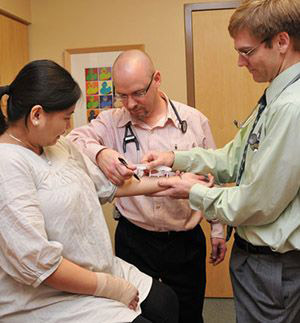 docs with pregnant patient